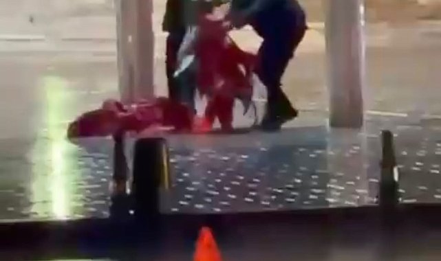 Taksim Meydanı'nda yere düşen Türk bayrağını polis kaldırdı