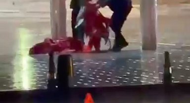 Taksim Meydanı'nda yere düşen Türk bayrağını polis kaldırdı