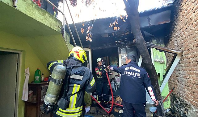 Tamamen yanan evden tek başına kurtuldu