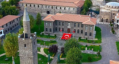 Tarihi İçkale'de 54 metrekarelik Türk bayrağıyla Cumhuriyet coşkusu