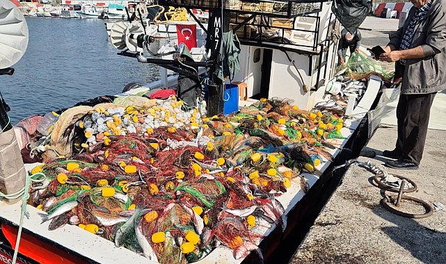 Tekirdağ'da tekneyle denize açılan balıkçılar, 1,5 ton kefal avladı