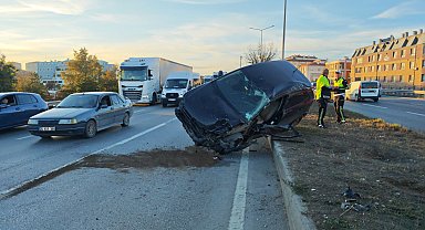 TIR ile çarpışan otomobil devrildi, sürücüsü yaralandı