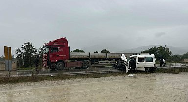 TIR ile hafif ticari araç kafa kafaya çarpıştı: 1 ölü, 1 ağır yaralı