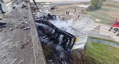 TIR, köprüden uçup yandı; şoförü atlayarak son anda kurtuldu