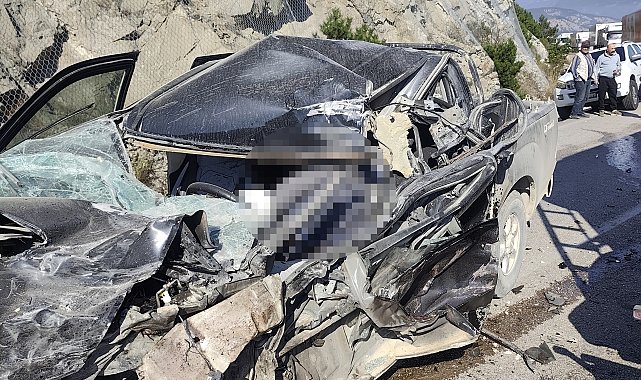 TIR'la kamyonet çarpıştı; 1 ölü, 3 yaralı