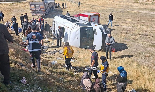 TIR'la yolcu minibüsü çarpıştı; 1'i ağır, 11 yaralı