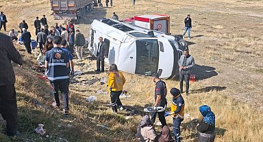TIR'la yolcu minibüsü çarpıştı; 1'i ağır, 11 yaralı