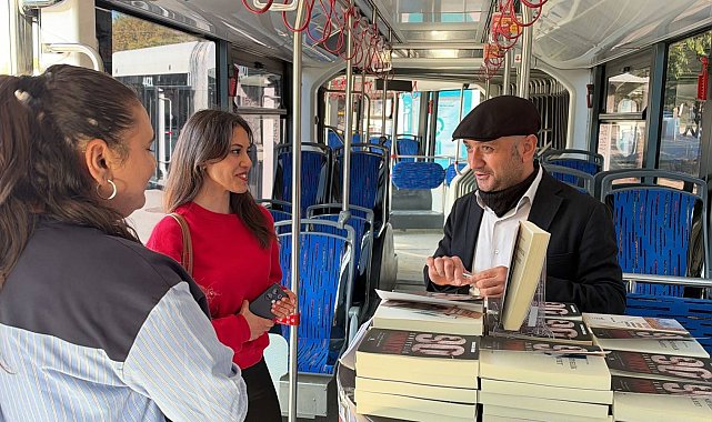 Toplu taşıma aracında yazdığı kitabını trambüste imzaladı