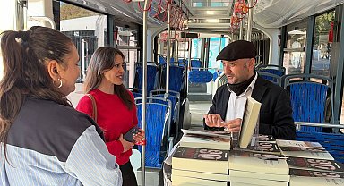 Toplu taşıma aracında yazdığı kitabını trambüste imzaladı