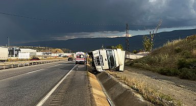 Tosya D100'de kamyon yan yattı: 2 yaralı