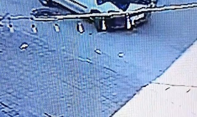 Trafikte önünü kestiği hafif ticari aracı çaldı; o anlar kamerada