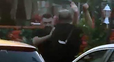 Trafikte tartıştığı kişiye sopayla vurduktan sonra takip edip yine saldırdı