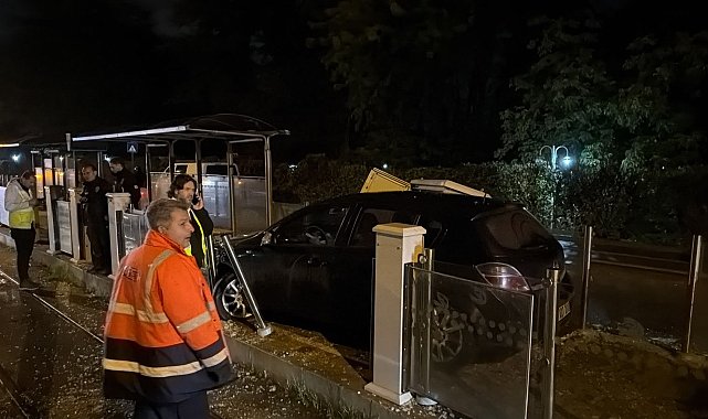 Tramvay durağına dalan otomobilin sürücüsü yaralandı