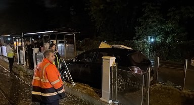 Tramvay durağına dalan otomobilin sürücüsü yaralandı