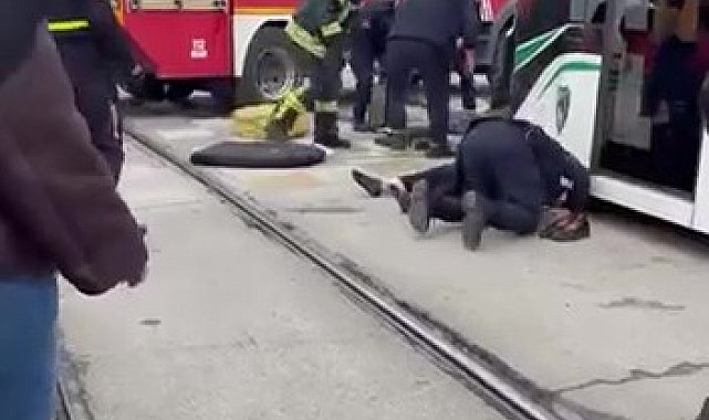 Tramvayın çarptığı 2 yaya yaralandı