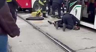 Tramvayın çarptığı 2 yaya yaralandı