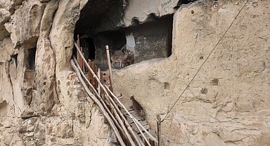 Tunceli'de 25 odalı tarihi 'İn Delikleri'ne tırmanan yaban keçileri dronla görüntülendi
