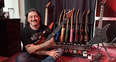 Tutkusu olan müziği seçti, arkadaşlarıyla kurduğu online platformla binlerce kişiye gitar dersi veriyor