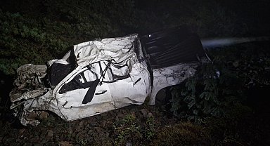 Uçuruma yuvarlanan kamyonetin sürücüsü öldü, 2 çocuğu yaralandı