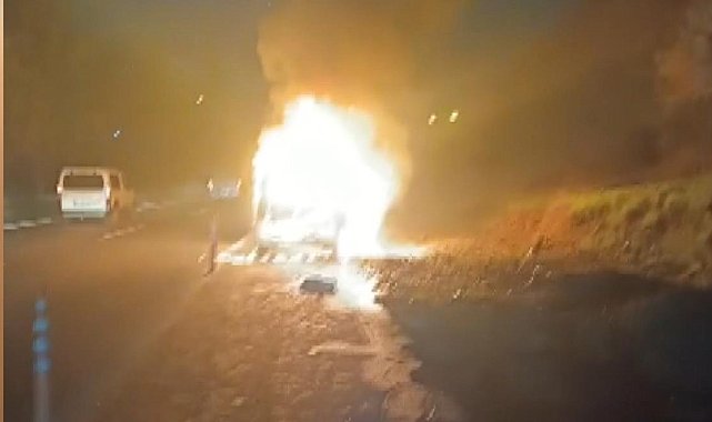 Ümraniye'de hafif ticari araç alev alev yandı