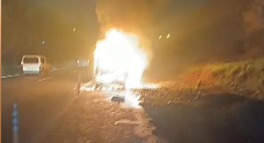 Ümraniye'de hafif ticari araç alev alev yandı