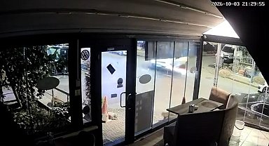 Ümraniye'de motosikletin hafif ticari araca çarptığı kaza kamerada