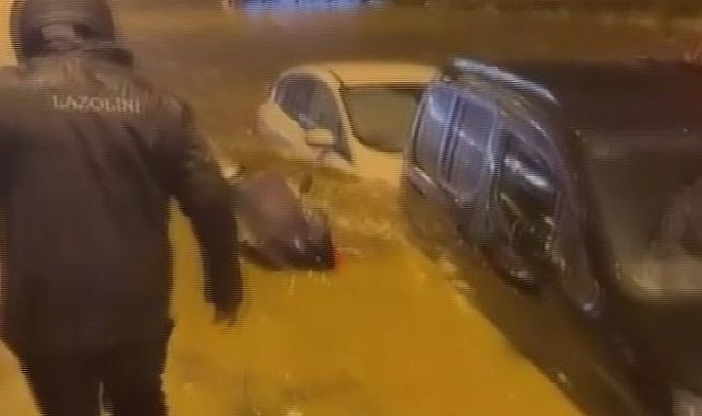 Ümraniye'de yağış nedeniyle araçlar mahsur kaldı