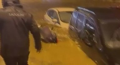 Ümraniye'de yağış nedeniyle araçlar mahsur kaldı