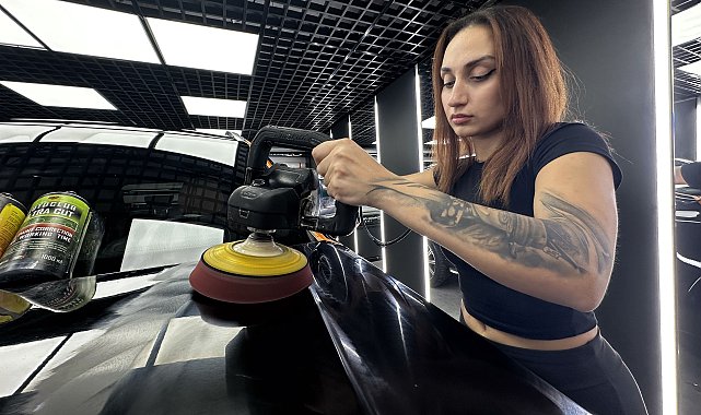 Üniversiteli Zehra, oto yıkamacıda pasta, cila ve kaplama yapıyor