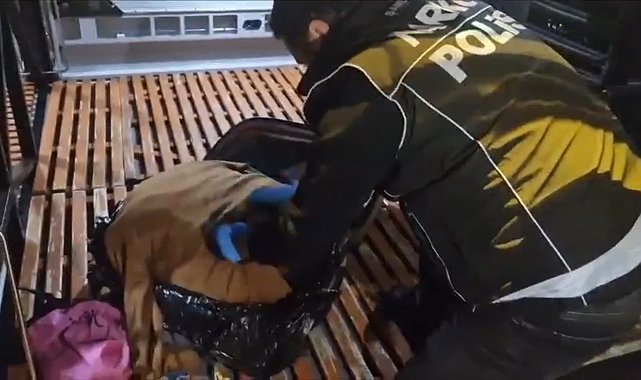 Valizdeki kazağın içine gizlenmiş 15 bin uyuşturucu hap ele geçirildi