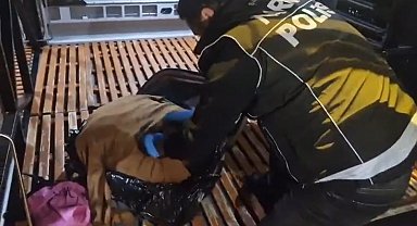 Valizdeki kazağın içine gizlenmiş 15 bin uyuşturucu hap ele geçirildi