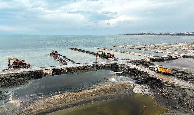Van Gölü'nden 2 milyon 385 bin metreküp dip çamuru çıkarıldı