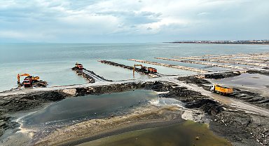 Van Gölü'nden 2 milyon 385 bin metreküp dip çamuru çıkarıldı