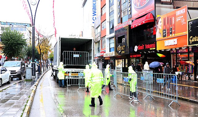Van'da 29 Ekim törenleri yağmur nedeniyle kapalı alana alındı