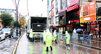 Van'da 29 Ekim törenleri yağmur nedeniyle kapalı alana alındı