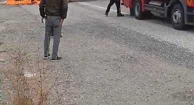 Van'da seyir halindeyken alev alan kamyonet yandı