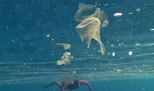 Yağışlar sonrası denizdeki plastik kirliliği kamerada