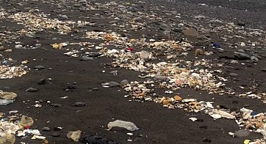 Yağmurla birlikte denize sürüklenen çöpler kıyıya vurdu