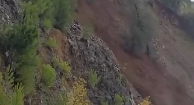 Yalova'da sağanak nedeniyle sel sularında mahsur kalan bekçi kepçeyle kurtarıldı