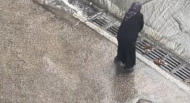 Yalova'da sağanakta tıkanan mazgalı temizleyen kişiyi, Vali Usta ziyaret etti