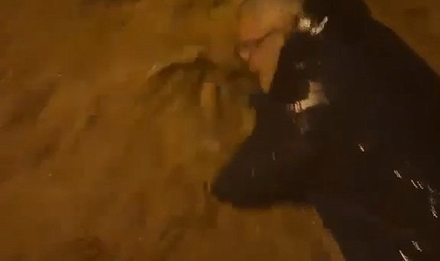 Yalova'da sel suları vatandaşı ve aracı sürükledi