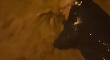 Yalova'da sel suları vatandaşı ve aracı sürükledi