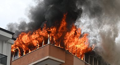 Yangında daire kullanılamaz hale geldi