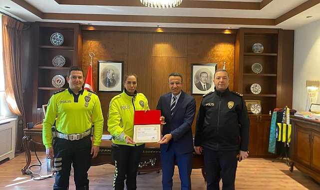 Yaralı ıslanmasın diye başında şemsiyeyle bekleyen kadın polise başarı belgesi