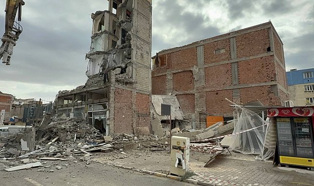 Yıkım sırasında düşen molozlar iş yerine zarar verdi