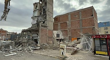 Yıkım sırasında düşen molozlar iş yerine zarar verdi