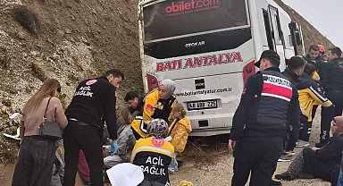 Yolcu midibüsü şarampole düştü: 9 yaralı