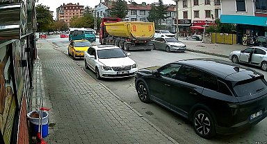 Yolcu minibüsü ile hafriyat kamyonu çarpıştı: 10 yaralı