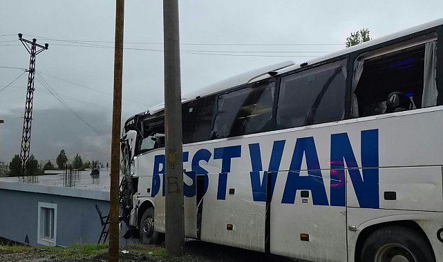 Yolcu otobüsü ile TIR çarpıştı; 1 ölü, 14 yaralı