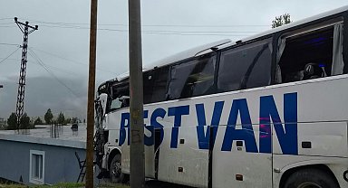Yolcu otobüsü ile TIR çarpıştı; 1 ölü, 14 yaralı